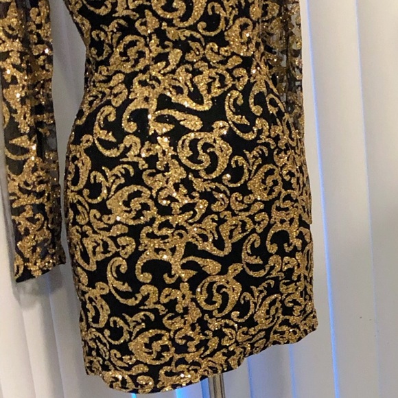 PRETTYLITTLETHING Glitter Plunge Bodycon Dress - Picture 4 of 6